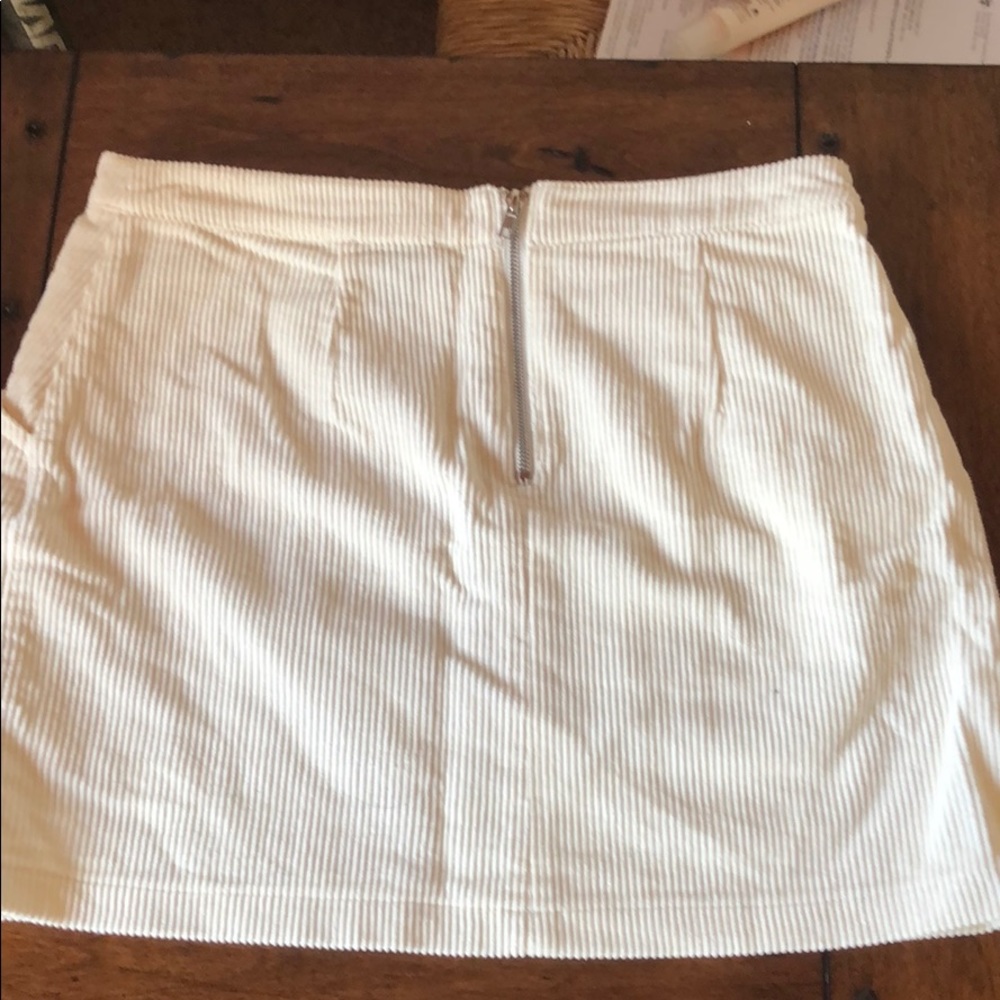 White corduroy pocketed skirt - Picture 2 of 3